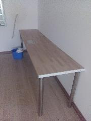 Meseta de cocina para usar como mesa, colocando patas atornilladas y pegadas con adhesivo de montaje