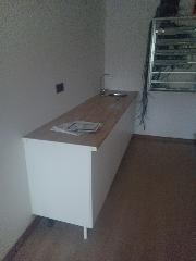 Instalación de cocina simple sin armarios en alto