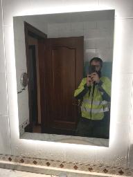 Instalación de espejo con luz y antivaho