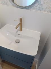 Mueble de baño pequeño y suspendido. Instalación realizada por Sonia y Carlos