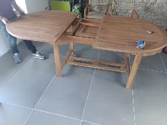 Mesa extensible de madera maciza. Proviene de muebles de segunda vida, montaje realizado por Sonia y Carlos