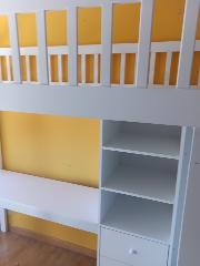 Litera de cama suspendida sobre escritorio