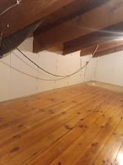 SPC de PVC blanco en techo de poca altura bajo cubierta. La instalación tiene múltiples recortes