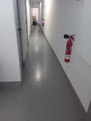 Pasillo pintado por Sonia con ayuda de Carlos. La imagen muestra la calidad del trabajo de pintado en color blanco mate